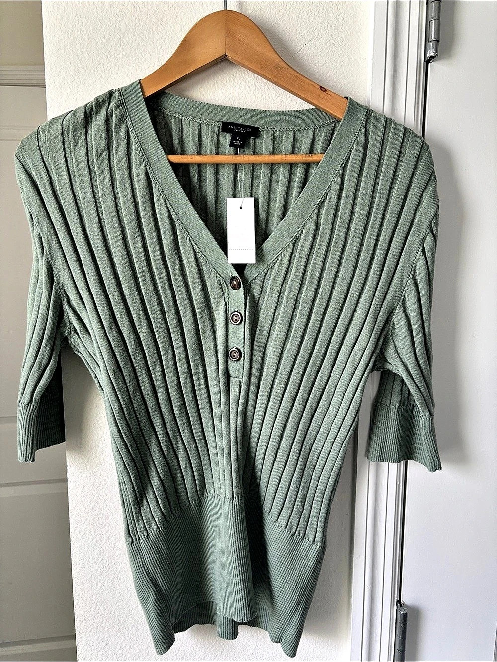 Ann Taylor Ribbed V-Neck Sweater in Green Size XL NWT